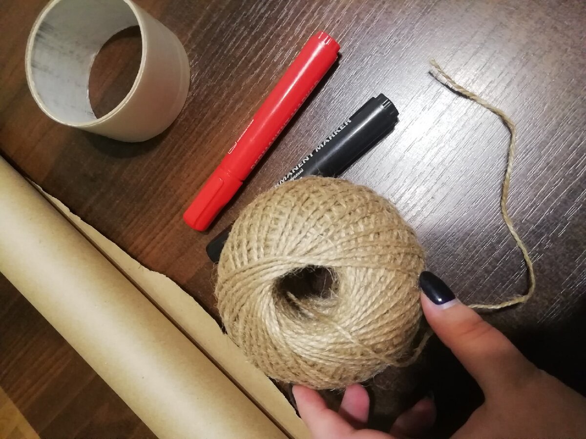 мои рабочие инструменты - крафтовая бумага, шпагат джутовый, маркеры, скотч и ножницы