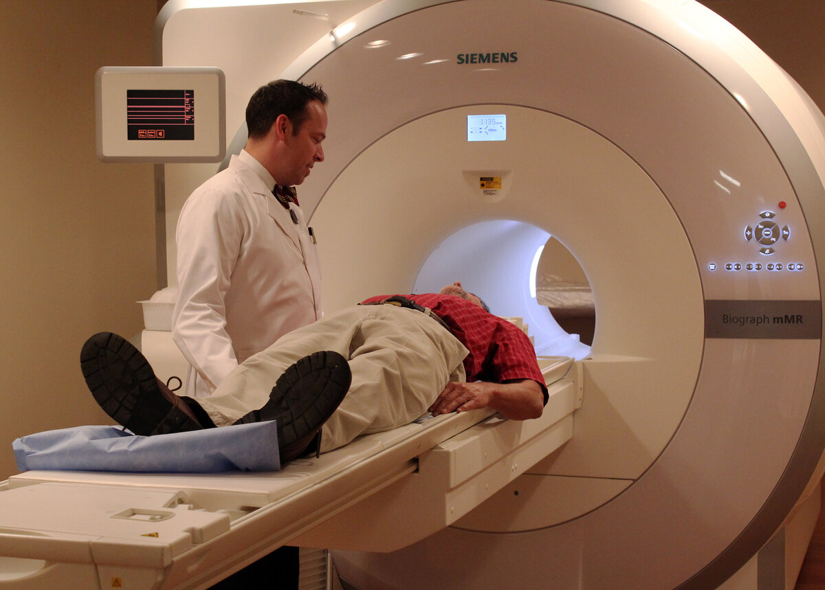Кт головы стоя. Магниторезонансная томография (мрт). Магнитно резонансное обследование организма. Обследование на томографе. Кт головного мозга аппарат.