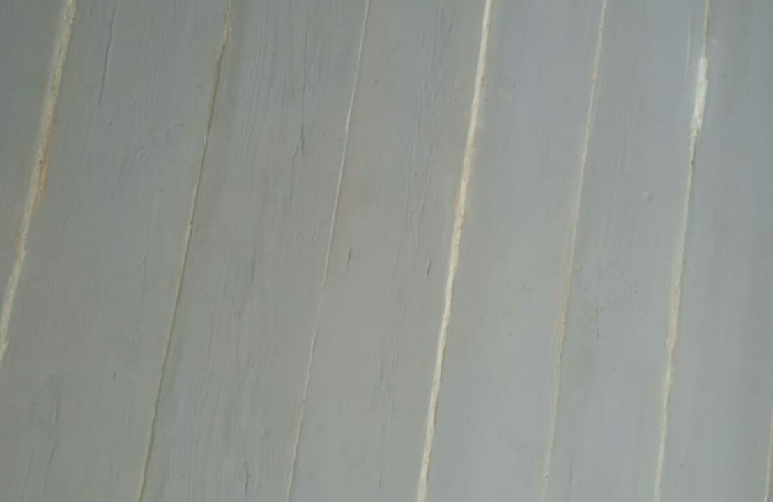 Краска сильно впиталась. Сквозь покрытие видно дерево