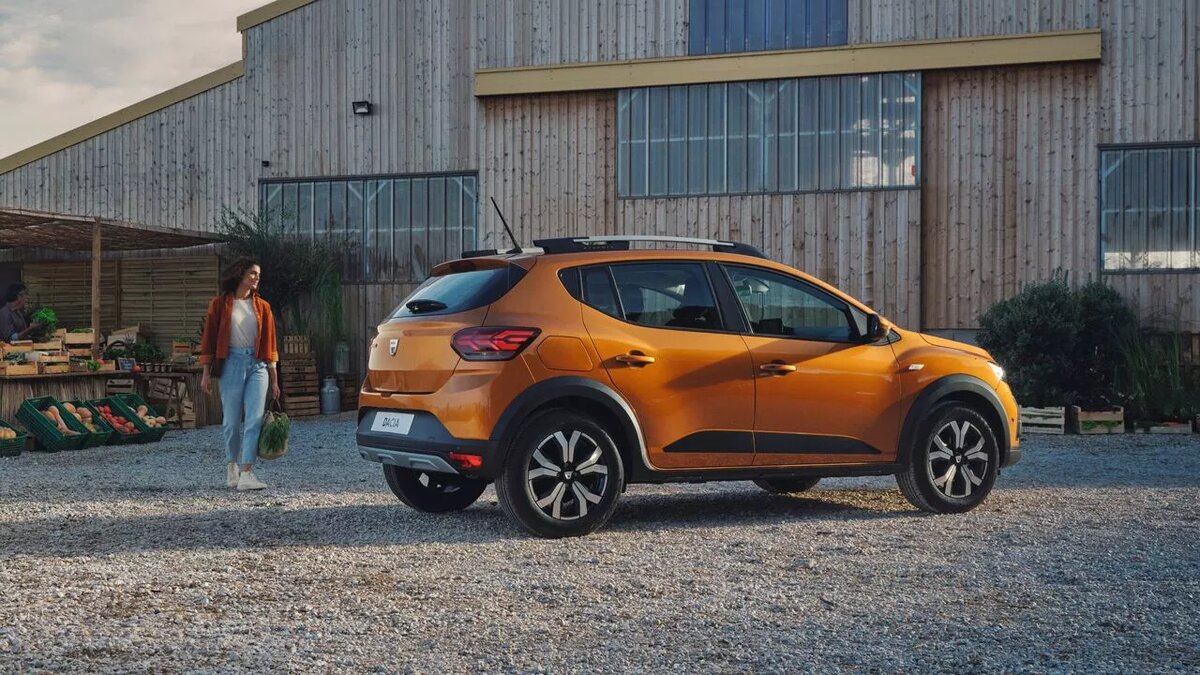 Это Sandero Stepway. Наконец-то у семейства появились нормальные дверные ручки.