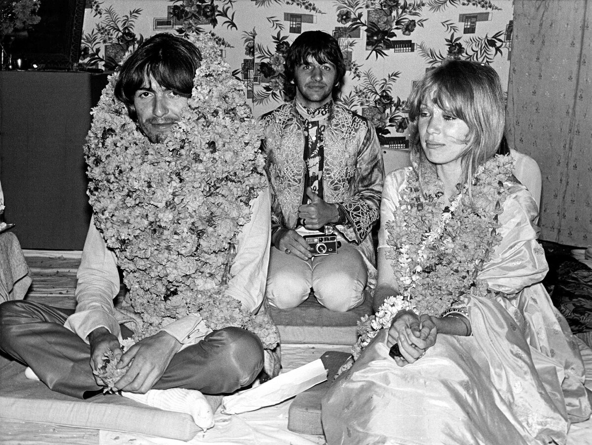 А Джорджу точно 25 лет исполнилось в 1968 году? По фотографии со дня рождения, который пришелся как раз на период пребывания в Ришикеше не скажешь. На переднем плане Харрисон и его жена Патти Бойд (Pattie Boyd), на заднем - Ринго Старр.  