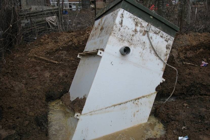 Если пластиковый септик не закрепить, то силы пучения очень скоро могут выдавить емкость на поверхность