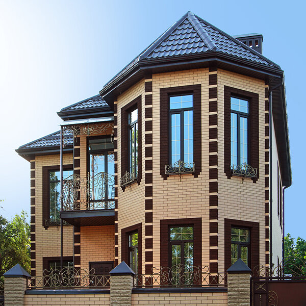 Цвета для дома в контраст. Берутся два сильно контрастных цвета. Для крыши обычно берется темный, а для стен — светлый. Например, темно коричневая кровля — бежевый фасад. Детали на окнах и дверях можно разбавить темным цветом в тон крыше.