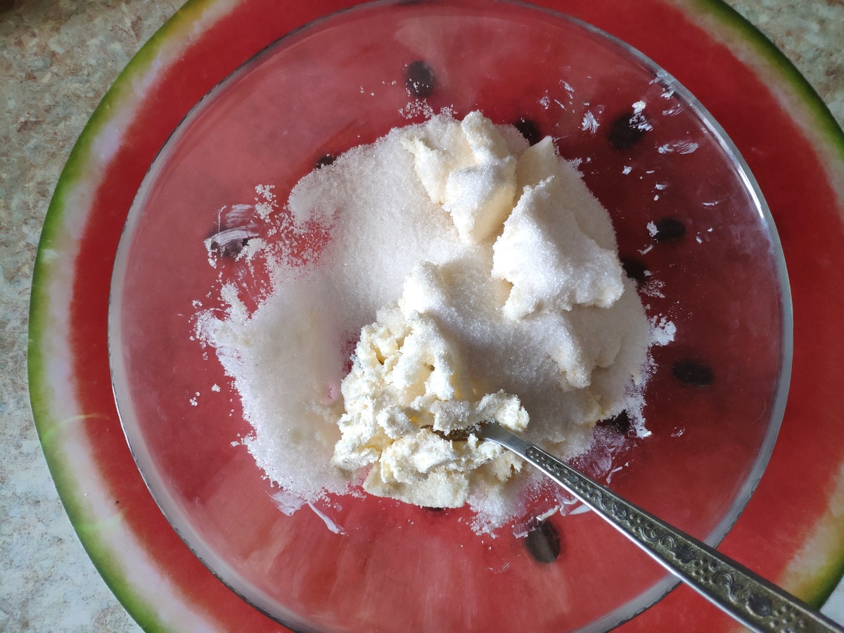 Взбиваем масло с сахаром