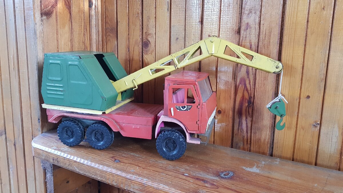 Речь пойдёт о моей самой старой, самой качественной игрушке, которая за долгие годы лежания в кладовках, на балконах и чердаках, почти не изменила своего внешнего вида и функционала