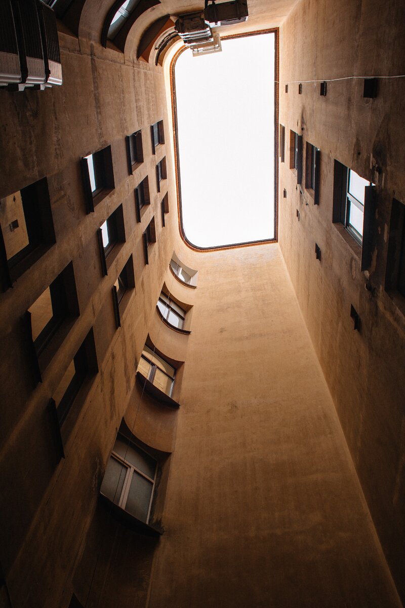 Скрытые собственники - вполне реальный риск, который стоит учитывать при покупке квартиры. Рассказываем, как от него защититься. 