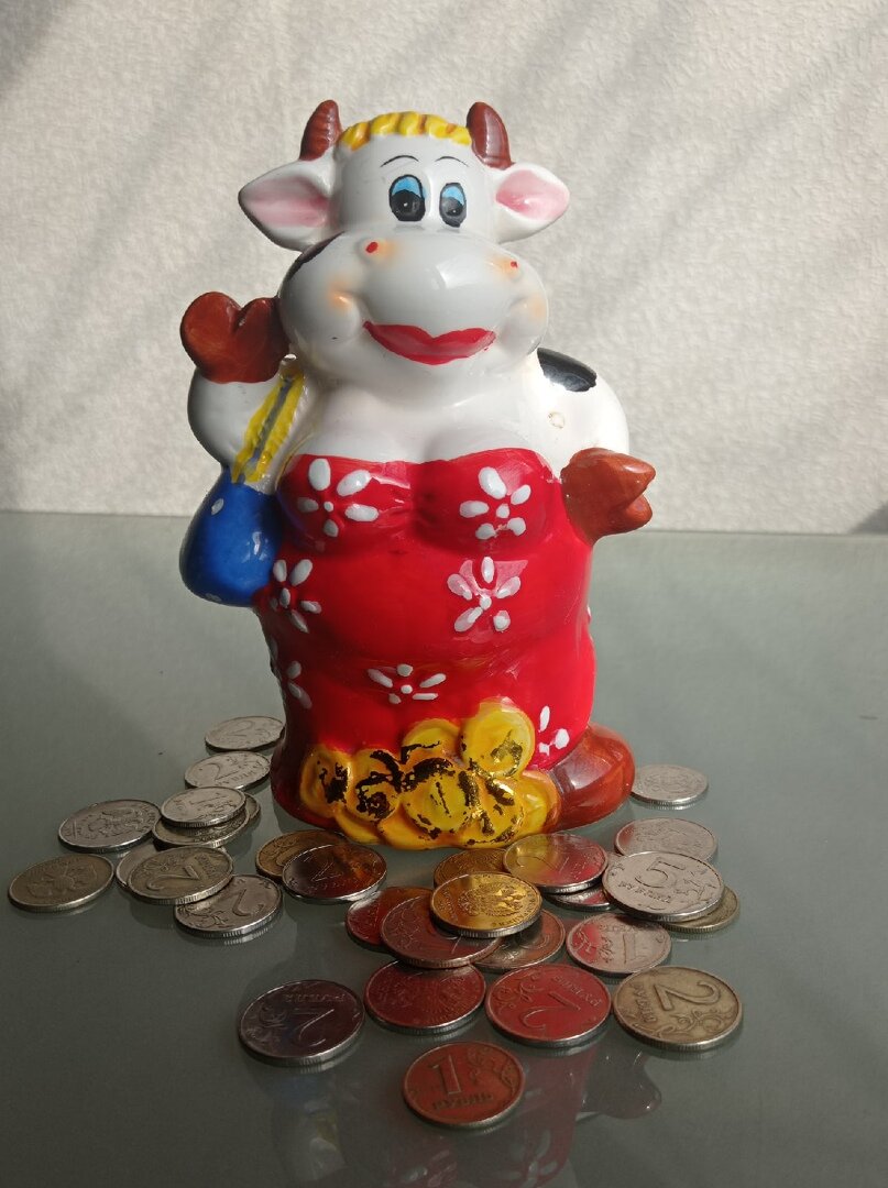 Учусь копить, даже если не с чего. Просто откладываю 5% с любых доходов