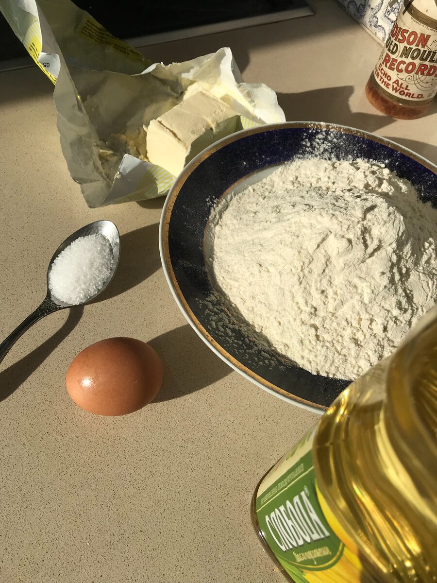 для теста нам понадобится
500гр пшеничной муки
2-2.5 ст.л. мягкого масла на основе растительных жиров
1 яйцо
1ч.л. соли
1.5 ст.л. растительного масла

Начинка на ваш вкус. Я взяла мясной фарш, обжаренный на масле, посолила и поперчила.