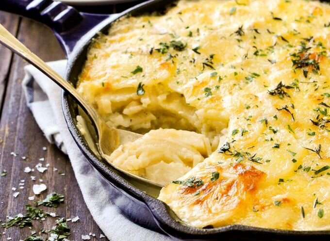 картофель со сливками в духовке. картофель со сливками в духовке. картофель под сыром. картофель запеченный со сливками и сыром. картофельный гратен гастроном.