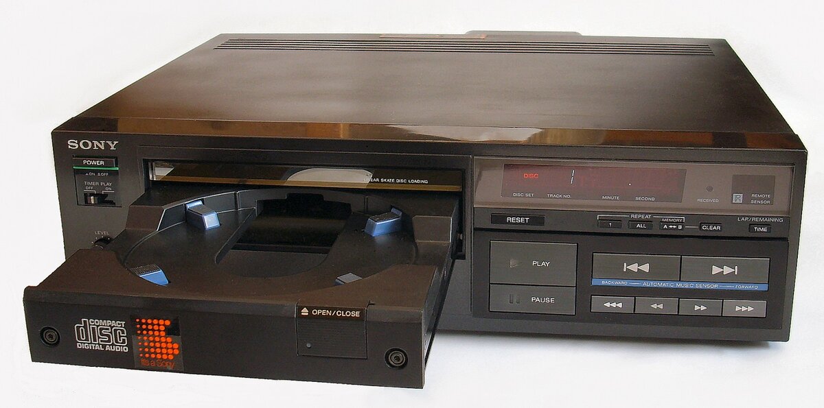 Sony CDP-101, в 1982 году он стоил 730 долларов