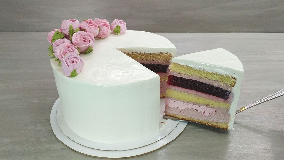 Я отнесла бы этот бисквитный торт к категории "для взрослых девочек":-))) Такой праздничный торт никого не оставит равнодушным, это точно.
