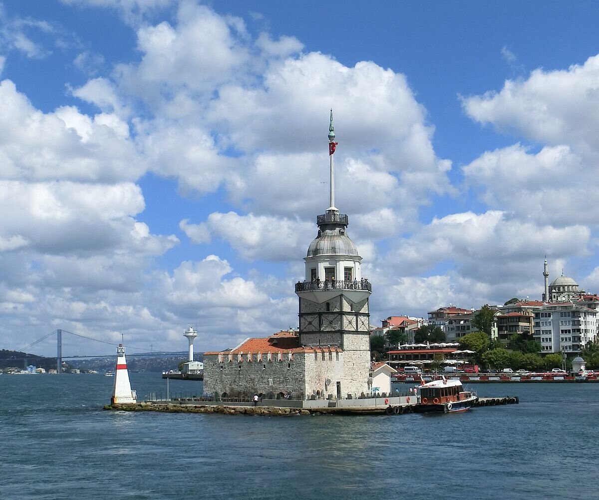 фото с https://commons.m.wikimedia.org/wiki/File:MaidensTowerIstanbul.jpg