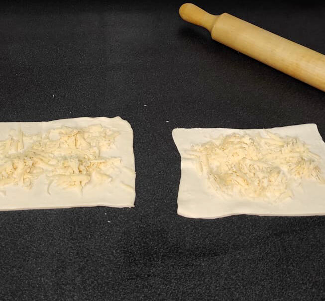 Простой рецепт слоек с сыром