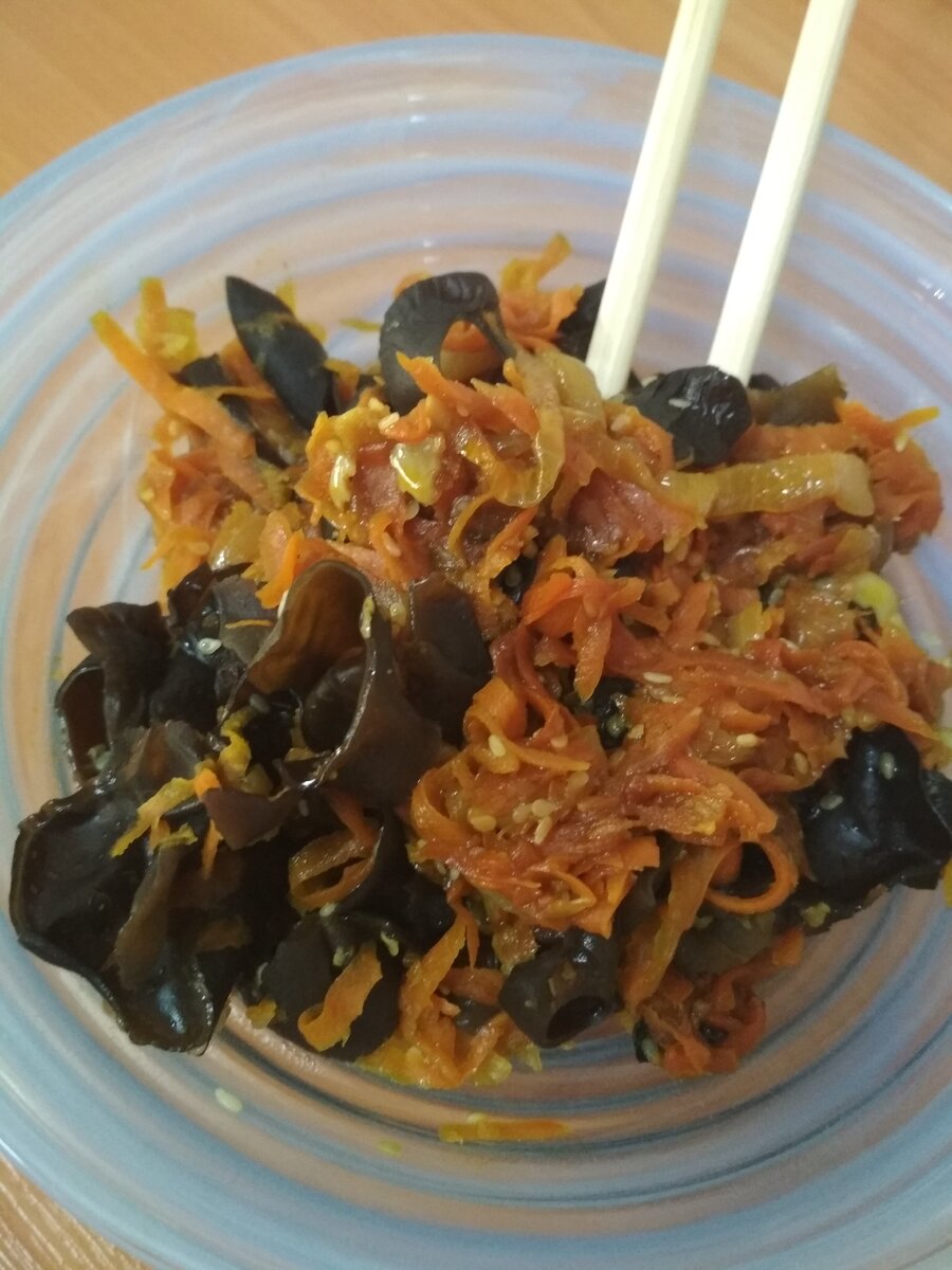 Тёплый салат с древесными грибами