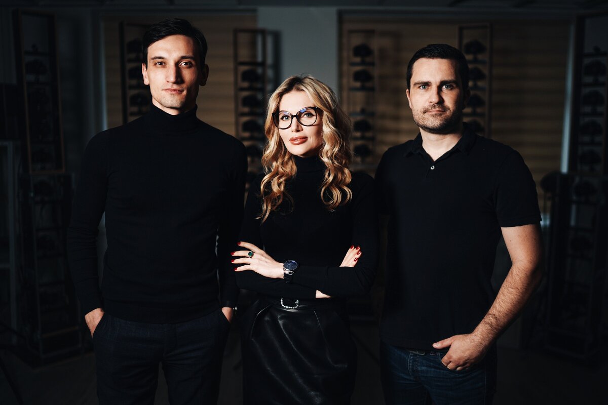 Слева направо: директор по технологиям Ефим Боеру, арт-директор Анна Бабаева, CEO Алексей Белокопытов.