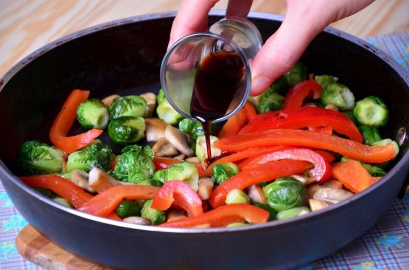 Источник фото: https://static.1000.menu/img/content/12234/teplyi-postnyi-salat-iz-brusselskoi-kapusty_1418460124_fe_7_max.JPG