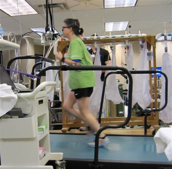           Исследователи сообщили в понедельник, что небольшое регулярное упражнение может устранить ущерб, нанесенный людьми за годы безделья и безделья.Они обнаружили, что двухлетняя программа, примерно соответствующая  рекомендациям Американской кардиологической ассоциации по упражнениям,  помогла пачке кушеток среднего возраста настроить их сердца и снизить риск сердечной недостаточности.И бездельникам это понравилось, по крайней мере, большинству из них.«Я чувствую себя моложе с каждым днём», - сказала Лиза Эшворт, 55-летний специалист по аптеке из Далласа, которая завершила испытание и говорит, что теперь она привержена регулярным физическим упражнениям. 

«Мы обнаружили, что упражнения только два или три раза в неделю мало что делают для защиты сердца от старения», - сказал доктор Бенджамин Левин, директор Института физических упражнений и экологической медицины в Texas Health Resources и Техасском университете UT. Юго-западный медицинский центр в Далласе. 
«Но постоянные упражнения четыре-пять раз в неделю были почти так же эффективны в предотвращении малоподвижного сердечного старения, как и более экстремальные упражнения у элитных спортсменов», - добавил Левин.


Команда Левайна набрала 53 добровольца среднего возраста в возрасте от 45 до 64 лет, которые признались, что много бездельничают, и заставили их тренироваться. Некоторым была назначена программа упражнений, которая включала тренировки средней и высокой интенсивности, а некоторым были предложены силовые тренировки, работа на равновесие и йога.


Через два года результаты были очевидны. У тех, кто тренировался по крайней мере четыре дня в неделю, было более здоровое сердце и артерии, и они были более спортивными, если судить по потреблению кислорода, сообщила команда в журнале Circulation.

Те, кто занимался йогой и весовыми тренировками, не поправились.

«Это исследование демонстрирует, что продолжительные (два года) тренировки с упражнениями, начатые в среднем возрасте, могут предотвратить пагубные последствия малоподвижного старения за счёт снижения жёсткости сердца и повышения физической формы», - пишут исследователи.

По словам Левайна, все добровольцы выполняли упражнения по своему выбору и которым они могли придерживаться.

«Мы очень осторожны, чтобы разнообразить виды упражнений, которые они делают», - сказал он. «Чтобы свести к минимуму травмы от чрезмерного использования и сохранить свежесть людей, мы поощряем диверсификацию», - добавил он.

«Во-первых, это должно быть то, к чему они имеют доступ, во-вторых, это должно быть то, что им нравится, и в-третьих, это должно быть чередование воздействия и слабого воздействия. Это могло быть упражнение на беговой дорожке. Это может быть езда на велосипеде. Это мог быть эллиптический тренажёр. Это могло быть плавание.



























