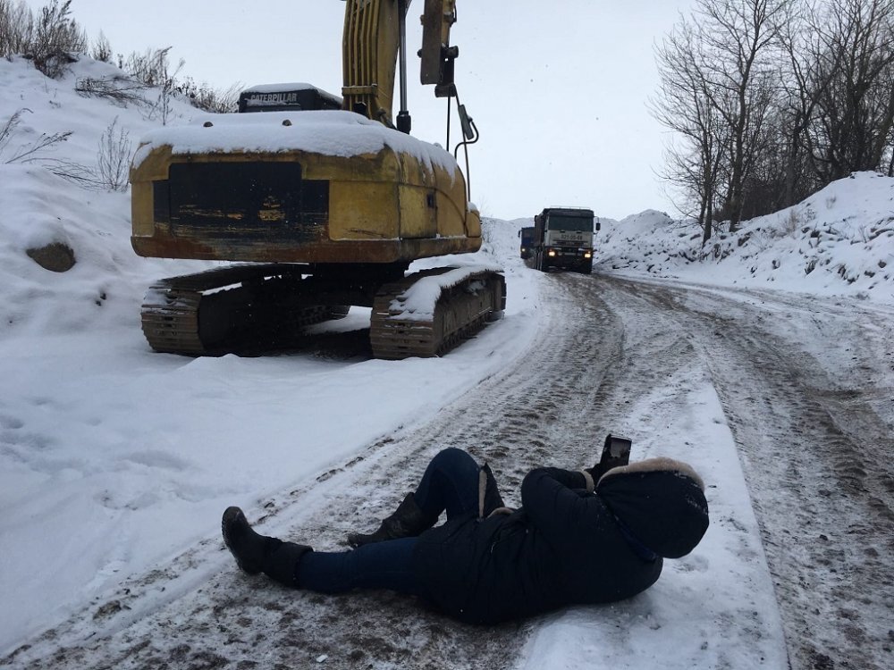 Активистка не пускает грузовик с отходами в Угольную гавань. Источник: ТГ-канал "КВ"