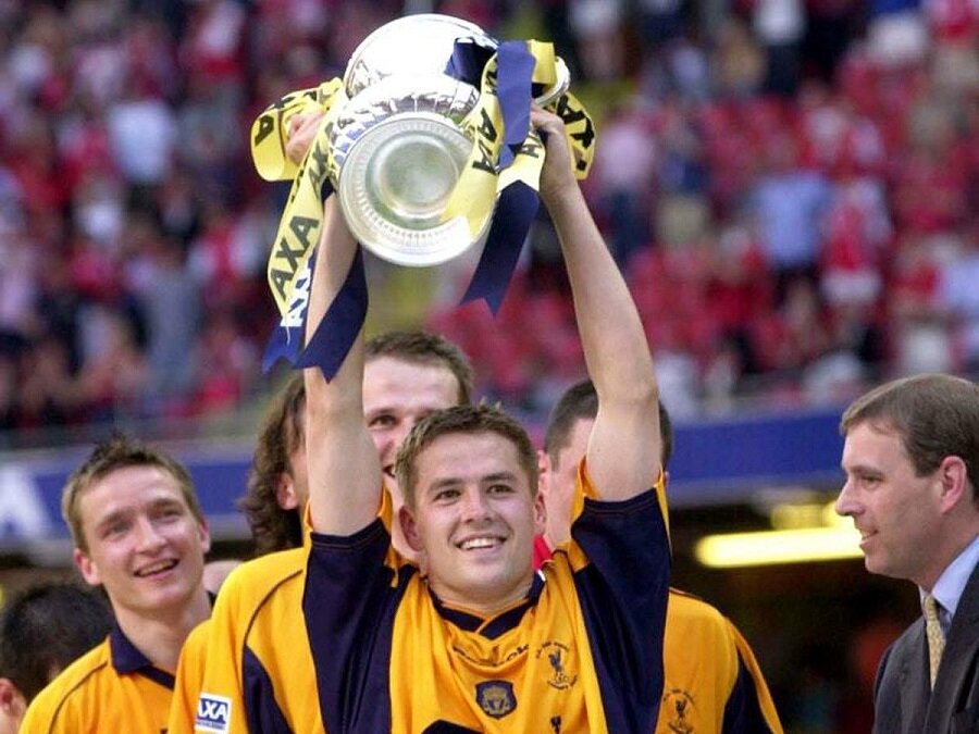 Герой финала Кубка лиги-2001 Майкл Оуэн с трофеем. Сзади улыбаются Дитмар Хамманн и Владимир Шмицер