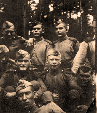 Мой дед - в центре. Фото 1945-1950 года. Из личного архива