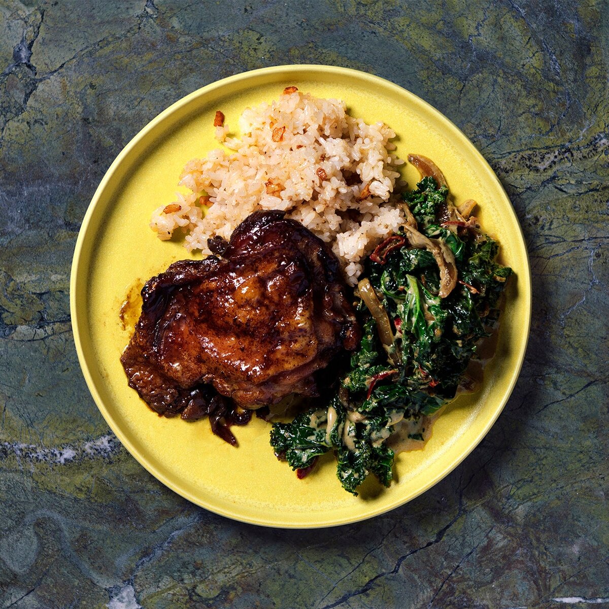 В традиционном филиппинском курином адобо мясо тушится в соевом соусе и уксусе до тех пор, пока оно не станет скользким. Эта версия от Мелиссы Миранды, шеф-повара Сиэтла  Musang  , филиппинского общественного места и ресторана. Ее адобо обжаривается в духовке, что приводит к нежному мясу на дне кастрюли и к хрустящей кожуре сверху - «лучшее из обоих миров», - говорит Миранда