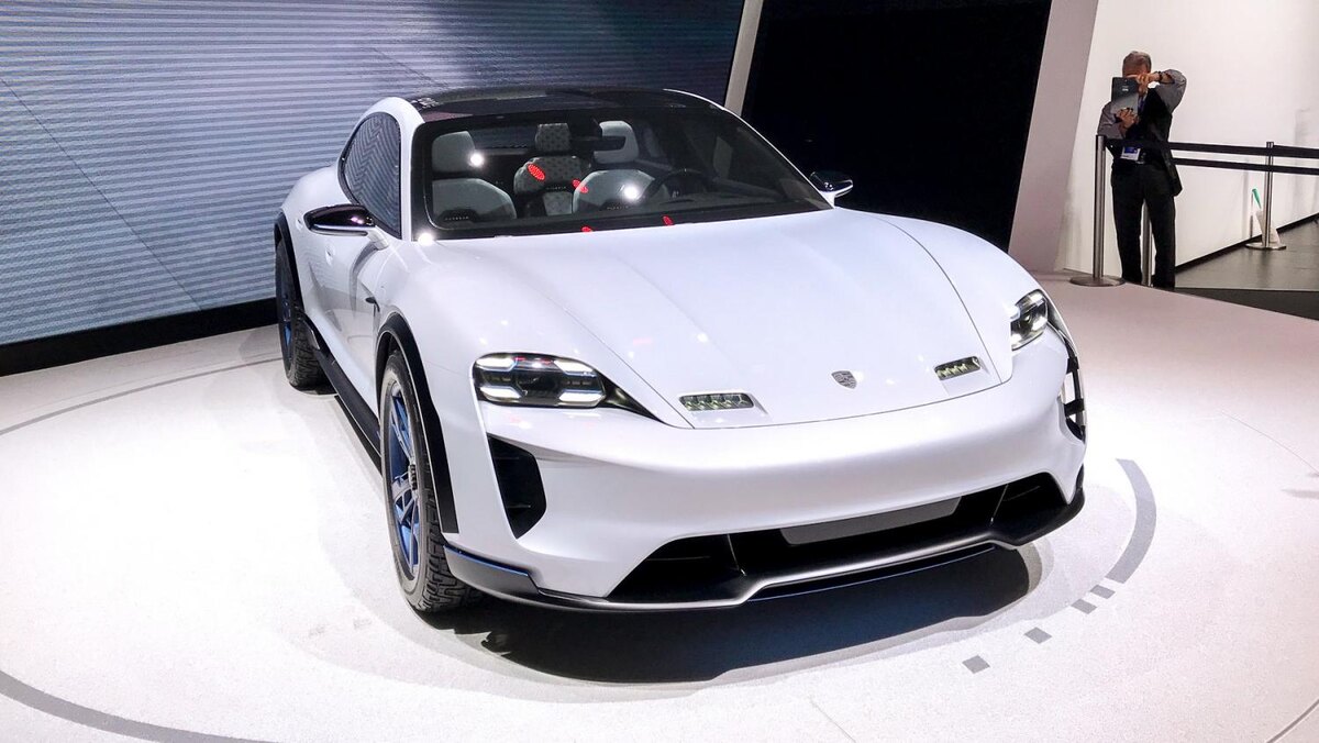 Новый Taycan на премьере на автосалоле в 2021 году. 