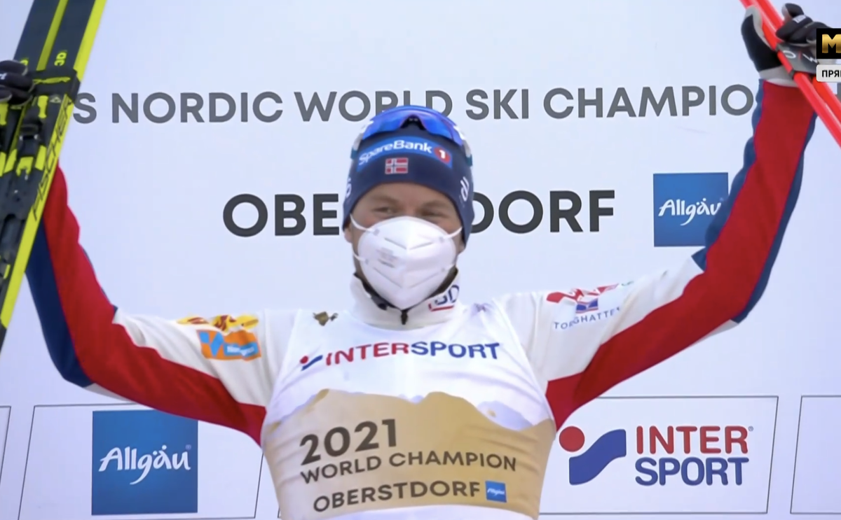 Эмиль Иверсен радуется золоту марафона на церемонии награждения в Оберсдорфе. 