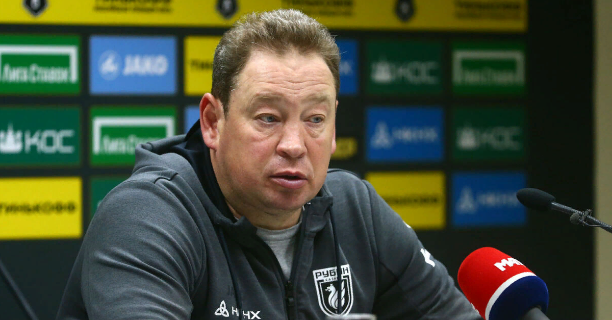 Тренер рубина 2022. Тренер рубина 2020. Тренер фк рубин 2022. Грустный слуцкий. Слуцкий крутой тренер.