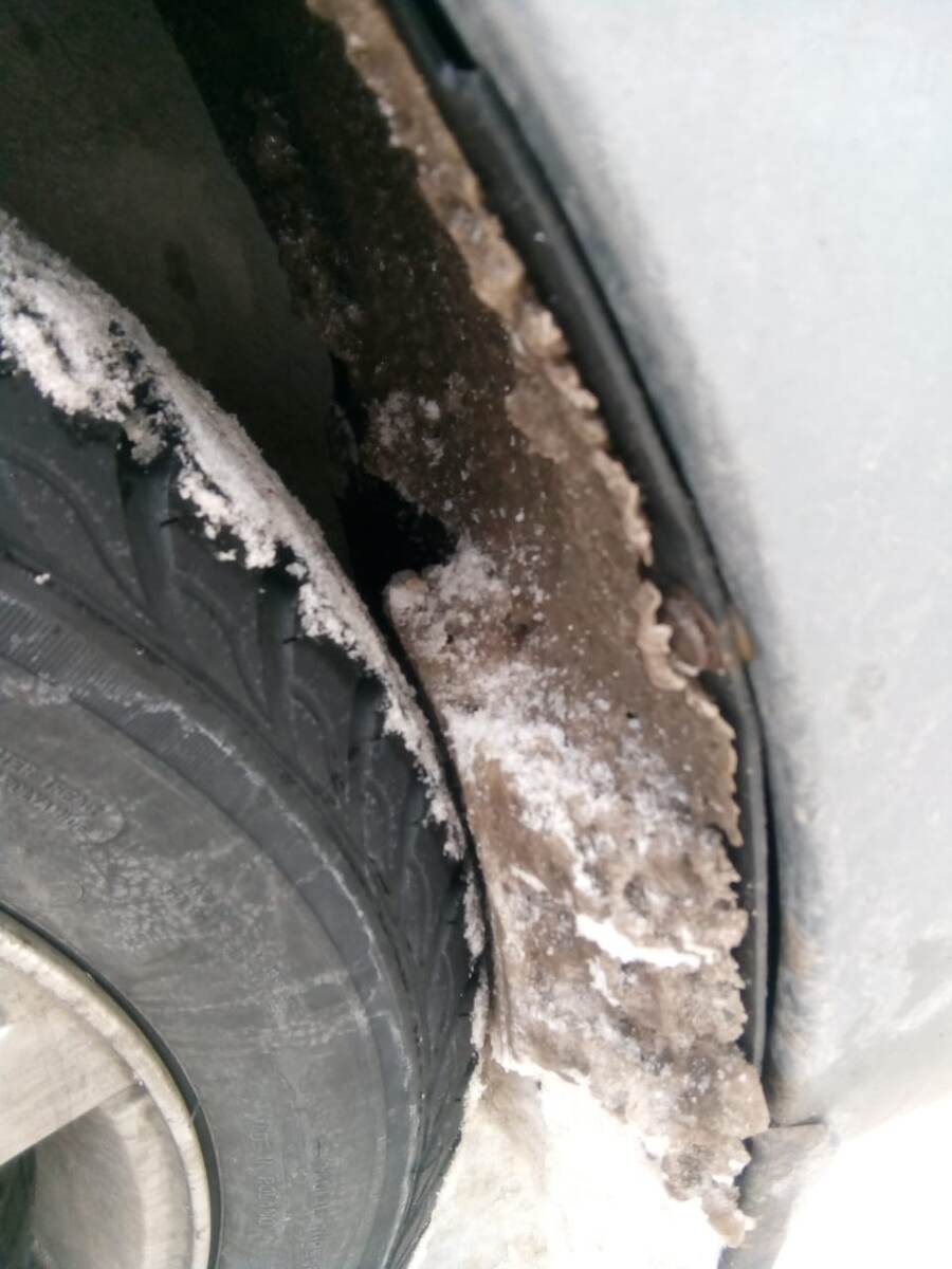 Авторское фото. Налипание снега и затвердевание его в лед на брызговике и локере в общем.