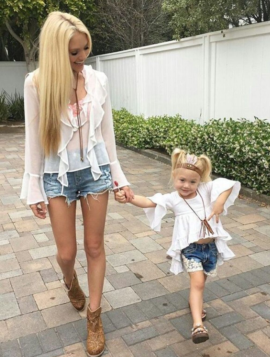 стильные мама и дочь. блондинка с младенцем. блондинка с дочкой. дети блондинки красивые. стильные мама и дочь.