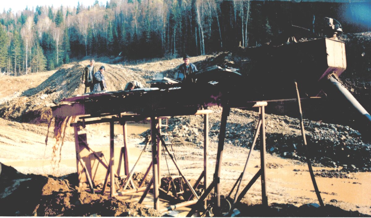 Колода. Именно в колоде, на ячеистых, резиновых ковриках и оседает золото.