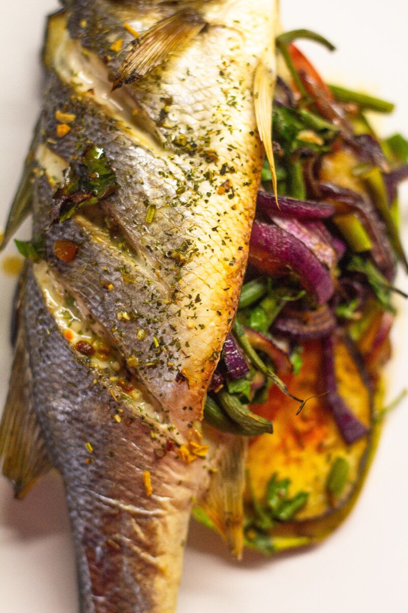 сибас с овощами