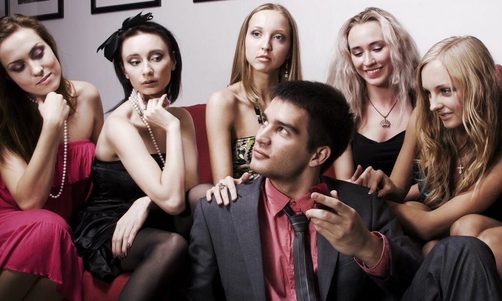 1. Любитель женского внимания Есть мужчины, для которых очень важно внимание женщин. Вся их жизнь состоит из кратковременных романов. Они, не стесняясь, могут рассказывать вам о своих партнершах, ссылаясь на то, что это дело прошлых лет. Такие мужчины никогда не станут вам верными спутниками.