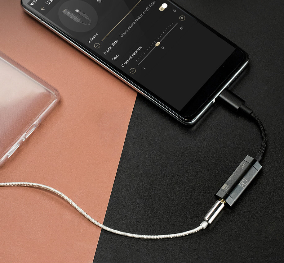 Устройство представляет собой небольшой алюминиевый «брусочек» с сечением ромбической формы, соединенный небольшим отрезком хорошо экранированного от внешнего электромагнитного окружения кабеля в тканевой оплетке с USB-C-штекером