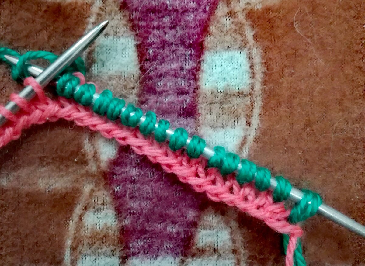 Фото автора. 3 ряда вспомогательной нитью и начало основной нитью. 