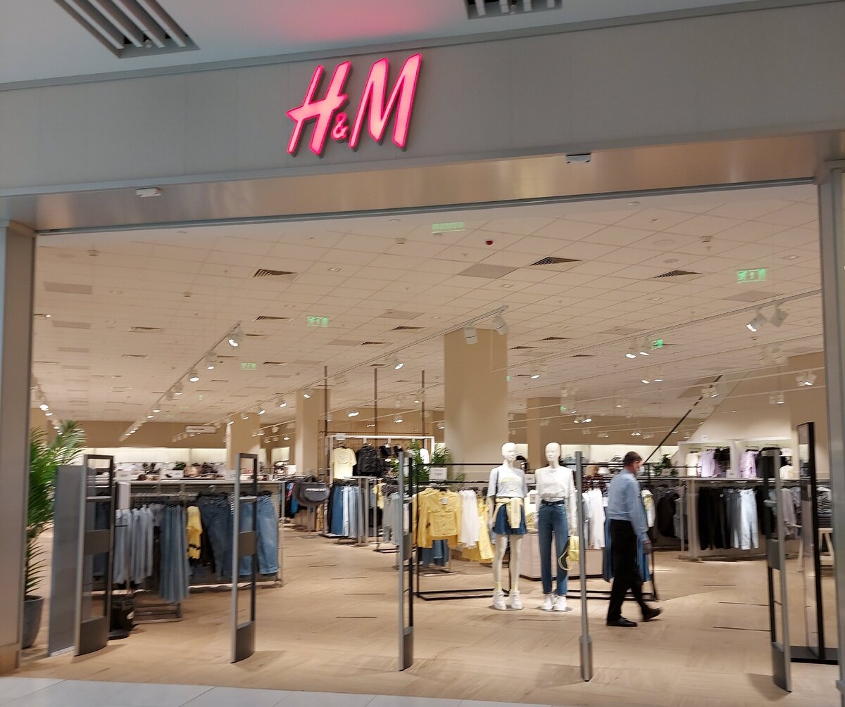 Магазин HM в ТЦ Европолис в Москве. Фото автора