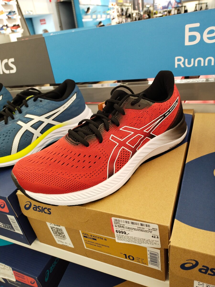 Легкие беговые кроссовки ASICS Gel-Excite, цена 6999 рублей.