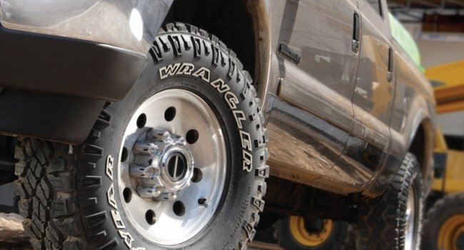 Если вы на 50% передвигаетесь по асфальту и на 50% по грунтовке, лучше выбирать шины типа All-Terrain