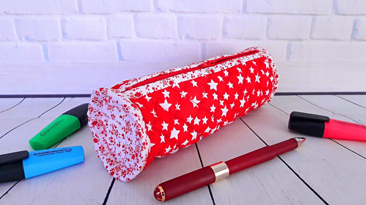 Вот он, мой мягкий стёганый пенальчик. Яркий и очень нежный!