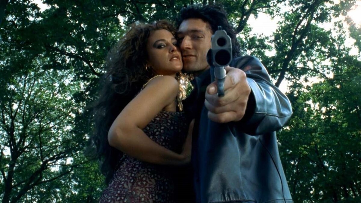 Венсан Кассель и Моника Белуччи в фильме " Доберман".