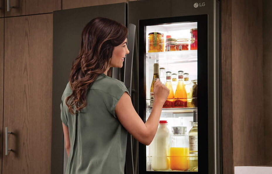 Современный холодильник с "умными" функциями