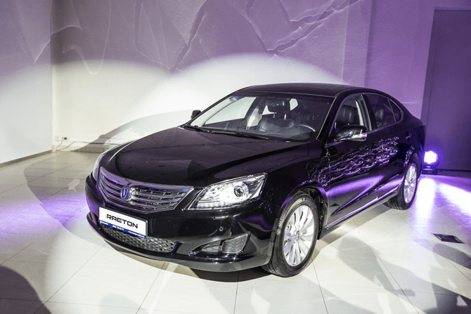 Changan. История компании Changan
28.02.2021 Рубрика:  Новости Автор:  vanburen5 марта 2014, Виктория Смирнова . В середине декабря 2013 года на российском рынке дебютировал новый китайский бренд – Changan . Официальная презентация марки состоялась уже в 2014, в дилерском центре Changan-Восток. Он расположен на 88 км МКАД. Организатором мероприятия выступила компания ООО «Восток-Экспресс», официальный дистрибьютор Changan в России.С чего началась история компании
История компании Changan Automobile началась в 1862 году. Тогда в городе Чунцине была создана небольшая машиностроительная фабрика Chang An Mashinery. Она занималась выпуском компактных армейских внедорожников. С 1983 года Changan, организовав совместное предприятие с японской фирмой Suzuki, начал выпускать гражданские автомобили. К 1995 году группа заводов в Чунцине стала технологическим центром государственного уровня.В наши дни компания Changan Automobile, также известная как CHANA. Она является одним из крупнейших автопроизводителей в Китае. В прошлом году предприятие реализовало около 2 240 000 машин. Партнеры Changan – передовые автомобильные компании Suzuki, Ford и Mazda.Changan Automobile имеет шесть производственных площадок в Китае: в Чунцине, Пекине, Цзянсу, Хэбэе, Чжэцзяне и Цзянси. Также 15 заводов по производству автомобилей и двигателей, в том числе, и за рубежом, в Египте и Мексике. Производственная мощность заводов Changan составляет 2 млн автомобилей и 2 млн двигателей в год.Changan в России
В России модельный ряд Changan Automobile будет представлен тремя автомобилями. Это городской кроссовер CS35 и два седана – Eado гольф-класса и бизнес-класса Raeton . Правда, в настоящее время седаны пока не представлены в автосалонах. О старте их продаж в компании пока ничего не сообщают.«За последние 10 лет наши страны очень сблизились в экономическом смысле. Это привело к тому, что РФ стала для нас крупнейшим потенциальным внешним рынком», – заявил глава китайской корпорации Changan Yuan Mingxue (Юань Минсюэ).На каждую модель приходится лишь по одному двигателю нового поколения Blue Core. Он является собственной разработкой Британского центра НИОКР компании Changan. Все моторы потребляют бензин АИ-92.Переднеприводный кроссовер CS35 оснащен 1,6-литровым двигателем мощностью 113 л.с.. И агрегируется 5-ступенчатой механической коробкой или 4-ступенчатым автоматом (в топовой комплектации), производства компании Aisi.Вклад американских и европейских дизайнеров в развитие компании Changan
Яркий и запоминающийся внешний вид кроссовера – работа американских и европейских дизайнеров. Салон CS35 выполнен аккуратно, строго, и стоит отметить, не обладает специфическим запахом, свойственным китайским автомобилям. Объем багажного отделения составляет 337 литров, а при разложенных спинках задних сидений – 1 251 литр. Несмотря на внушительный клиренс в 180 мм, Changan CS35 позиционируется как городской кроссовер, а не транспорт для бездорожья. В связи с этим у модели нет полного привод и защиты моторного отсека.В России CS35 будет продаваться в четырех комплектациях. Стоимость кроссовера в базовой версии начинается от 549 000 рублей. В эту комплектацию входят одна подушка безопасности, ABS и EBD. А также система помощи при экстренном торможении, кондиционер, обогрев заднего стекла. В «арсенале» люксовой комплектации шесть подушек безопасности, кожаные обивка сидений и отделка руля. Также отметим мультифункциональное рулевое колесо, круиз-контроль, люк с электроприводом. Цена топового автомобиля составляет 699 000 рублей. Приобрести автомобиль можно на сайте https://krd-auto.ru/changanСреднеразмерный седан Eado , как и CS35, будет оборудован 1,6-литровым 113-сильным бензиновым двигателем и теми же коробками передач. Стоимость модели стартует с 539 000 рублей. Люксовый седан с пятиступенчатой коробкой будет стоить 629 000 рублей. Версия же с четырехступенчатым автоматом обойдется в 709 000 рублей.Преимущества авто Raeton
Представительский Changan Raeton оборудован новейшим турбированным двигателем объемом 1,8 л и мощностью 163 л.с.. Всё это в паре с шестиступенчатой автоматической трансмиссией.Как и положено седану бизнес-класса, Raeton имеет полный спектр функций: систему контроля тяги TCS, электронный контроль устойчивости ESC, систему помощи торможения HBA, систему динамической регулировки фар ALS. Помимо этого, RAETON оснащен электронным стояночным тормозом, парковочной системой Auto-Hold, парковочным «помощником». Начальная стоимость автомобиля составляет 879 000 рублей. Топовая версия будет доступна по цене 1 159 000 рублей.По мнению представителей компании Changan, именно разумное соотношение цены и качества, а также европейский дизайн и богатое оснащение должны стать ключевыми факторами успеха бренда на российском рынке. Кроме этого Changan предлагает на свои автомобили 3-летнюю гарантию при 60 000 км пробега.Сегодня дилерская сеть Changan в России насчитывает 30 салонов. В ближайшее время она будет расширена до 50-60 автоцентров. «Мы решили не открывать более одного автосалона в городе с численностью населения менее 500 000 человек. Это стимулирует к развитию и повышению качества обслуживания. По два-три центра мы расположим в российских городах-миллионниках», – прокомментировал Yuan Mingxue. Сейчас дилерские центры открыты в Москве,Санкт-Петербурге, Белгороде, Архангельске. А также в Екатеринбурге, Казани и в других крупных городах.