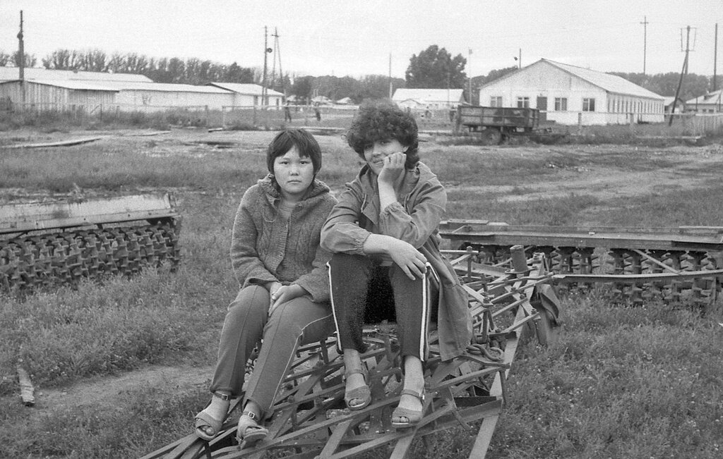 Портрет девушек из местного педагогического училища
Павел Сухарев, 28 мая 1984 - 13 августа 1984 года, Красноярский край, Хакасская АО, Усть-Абаканский, р-н совхоз «Усть-Абаканский», из архива Павла Сергеевича Сухарева. 
