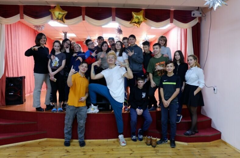 Алишер Моргенштерн в детском доме с подростками из проекта «Наставничество». Фото: фонд «Наши дети» 
