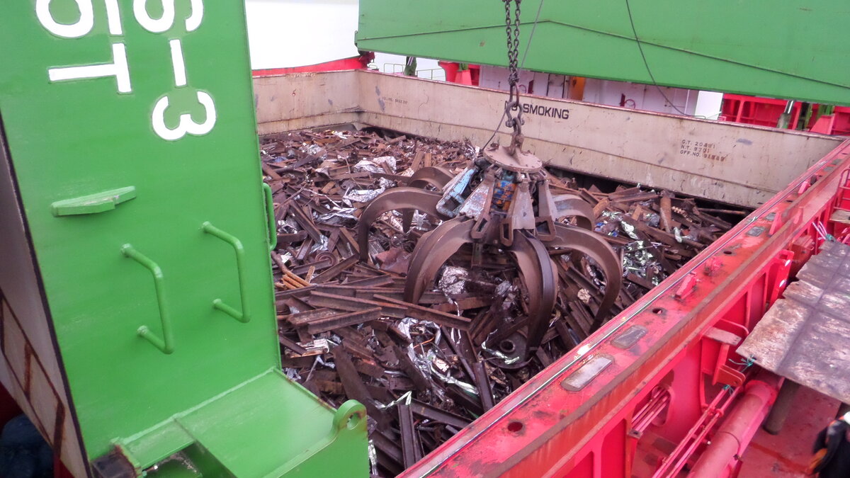 Погрузка лома на корабли