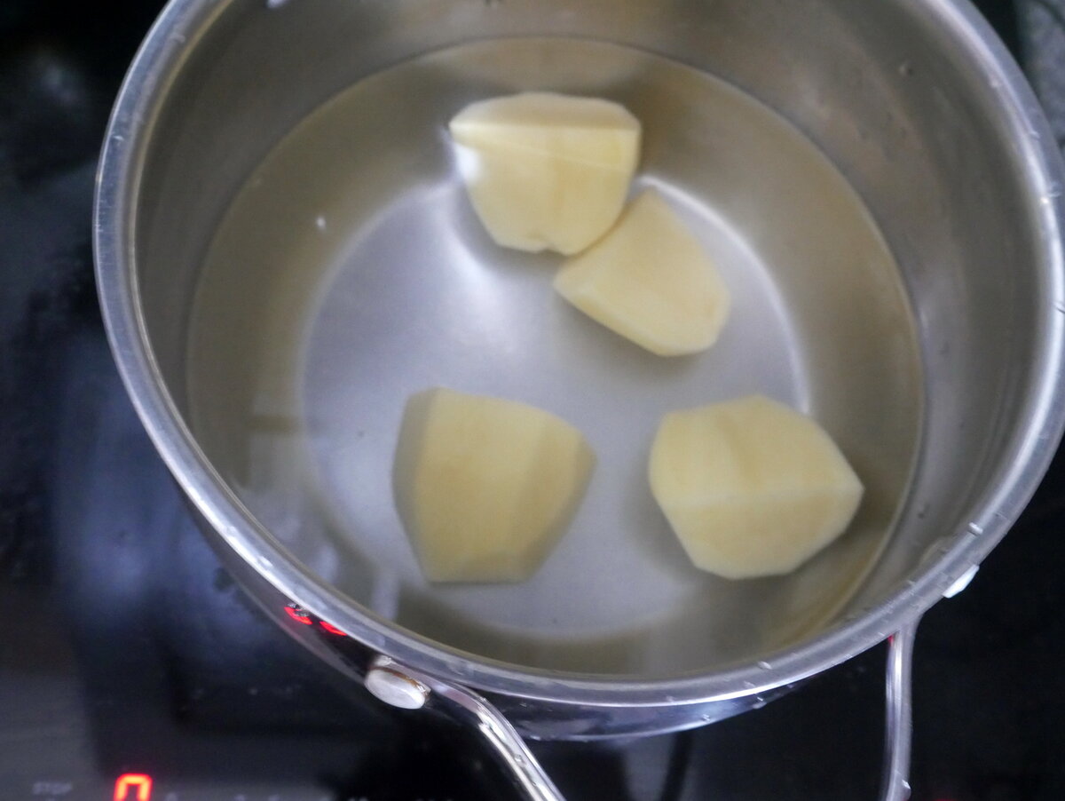 Картофель варить до готовности.