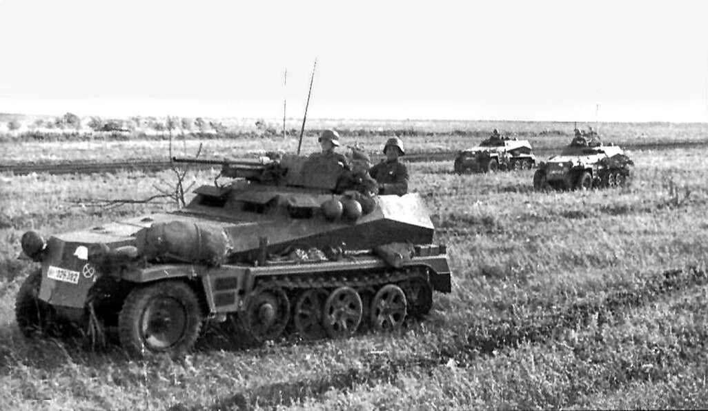 Бронетехника мотоциклетного батальона "Великая Германия" задействуется при выполнении боевой разведки. 1942г.