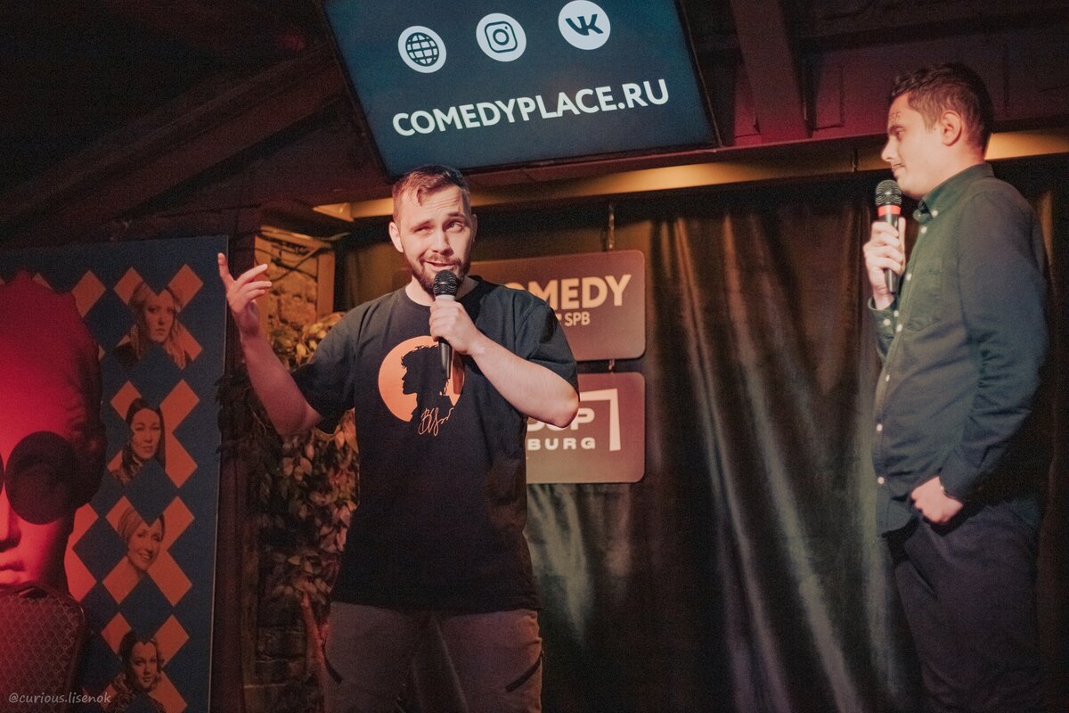 джаз бэнд. красивая девушка с магнитофоном. стендап спб. популярные девушки диджеи. 17 где послушать.