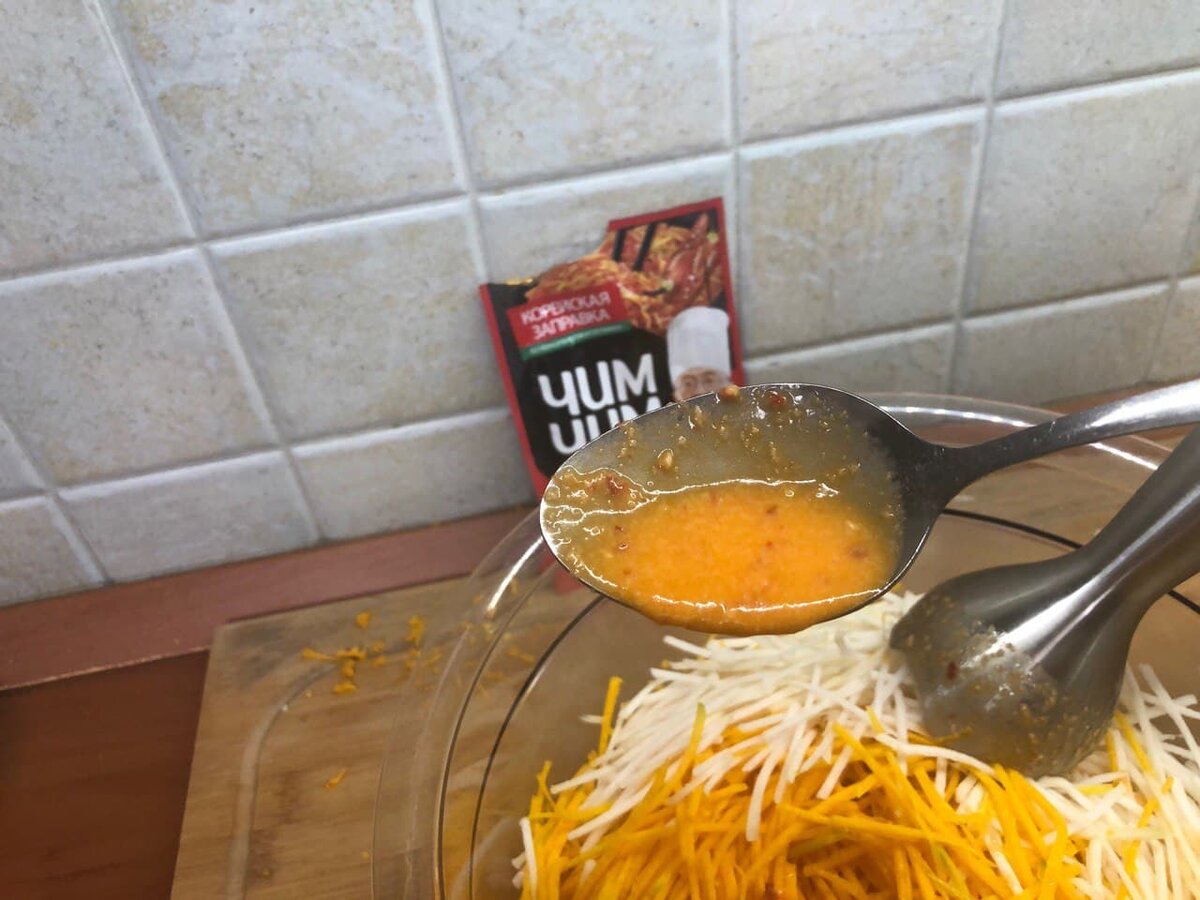 Вот такой консистенции заправка получается, а на заднем плане соус корейский