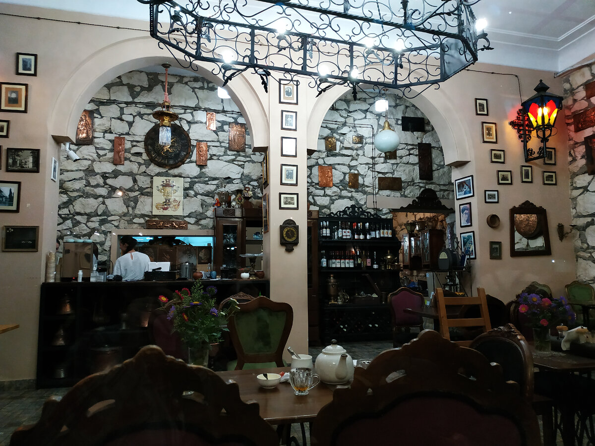 В гостях у сказки... Можно принимать пищу, как на улице, так и в помещении...